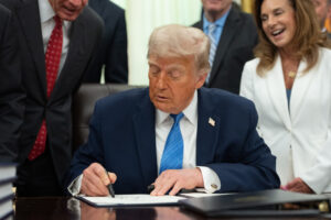 trump lei orçamentária