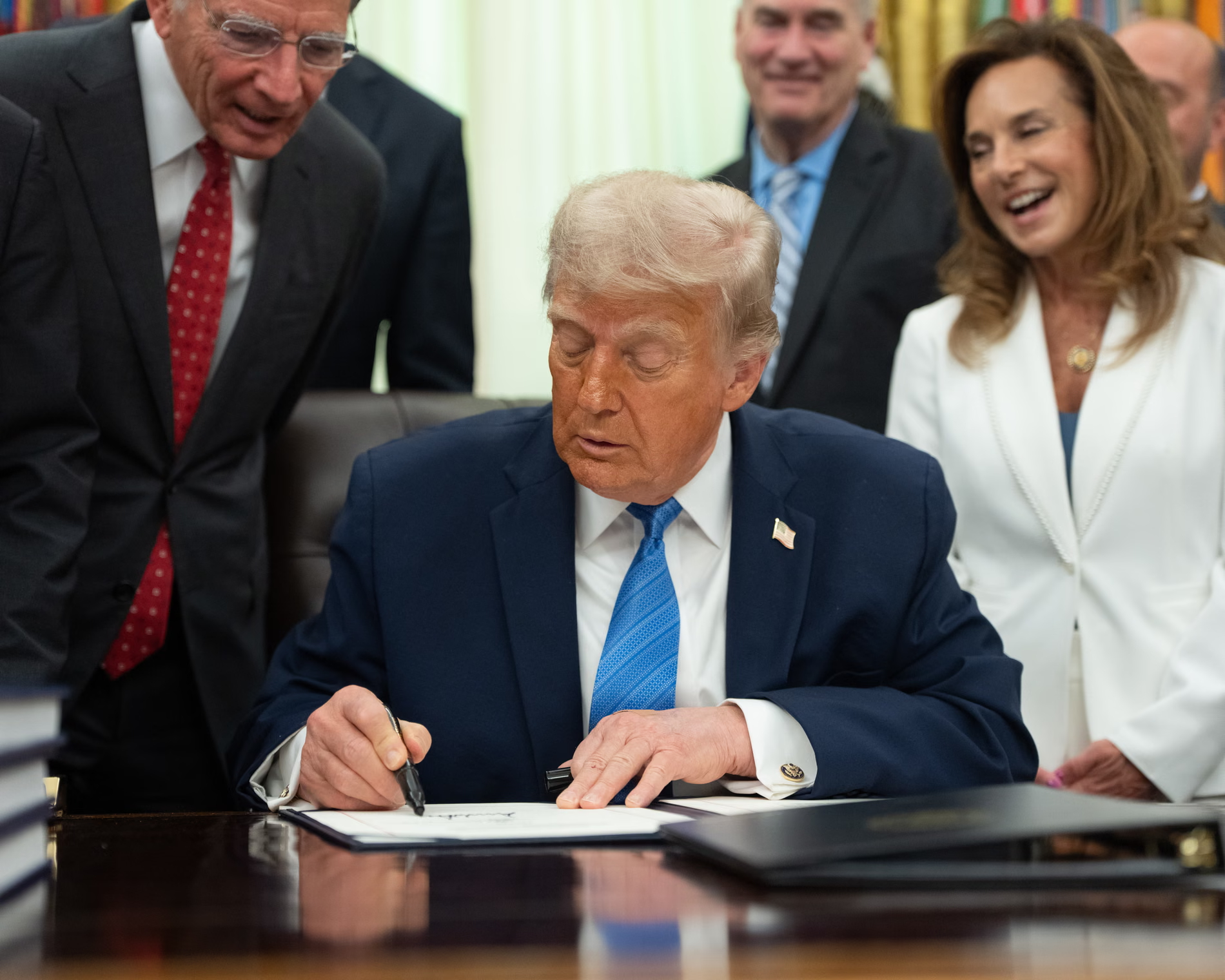 trump lei orçamentária