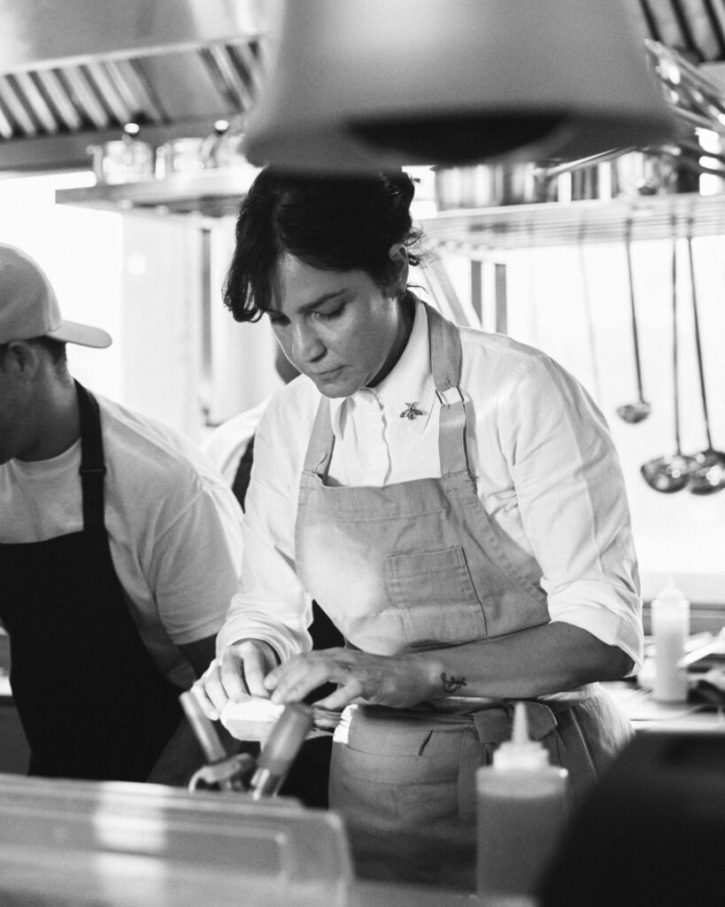 O novo menu criado por Manu Buffara valoriza ingredientes locais da região de Comporta e sabores que dialogam com a gastronomia brasileira. - José Cuevas