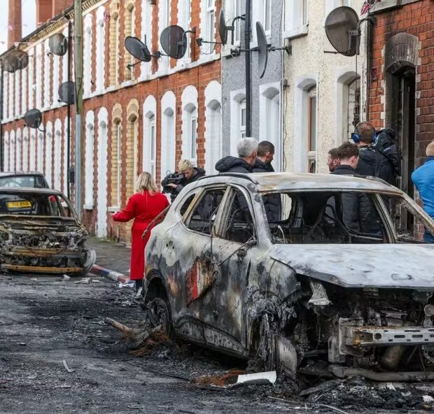 esfaqueamento desencadeia violentos protestos anti imigrantes na irlanda do norte
