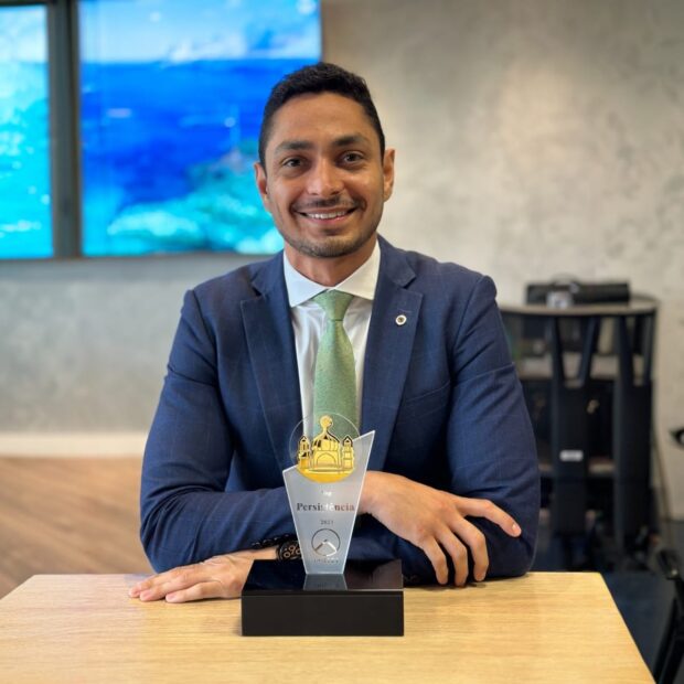 Gestão de Diego Santos dita crescimento de empresas em crise O consultor Diego Santos analisa como a reestruturação e a cultura voltada a metas elevam os resultados corporativos A evolução do mercado corporativo exige lideranças capazes de transitar entre a operação básica e o planejamento estratégico de longo prazo. No cenário contemporâneo, essa versatilidade entre diferentes setores econômicos demanda uma sólida capacidade de adaptação e aplicação de métodos comerciais previsíveis. O consultor empresarial Diego Santos reflete essa dinâmica atual, tendo construído uma trajetória consolidada que interliga os setores gráfico-editorial, o segmento de seguros de vida e a gestão consultiva de alta performance em território nacional e internacional.
