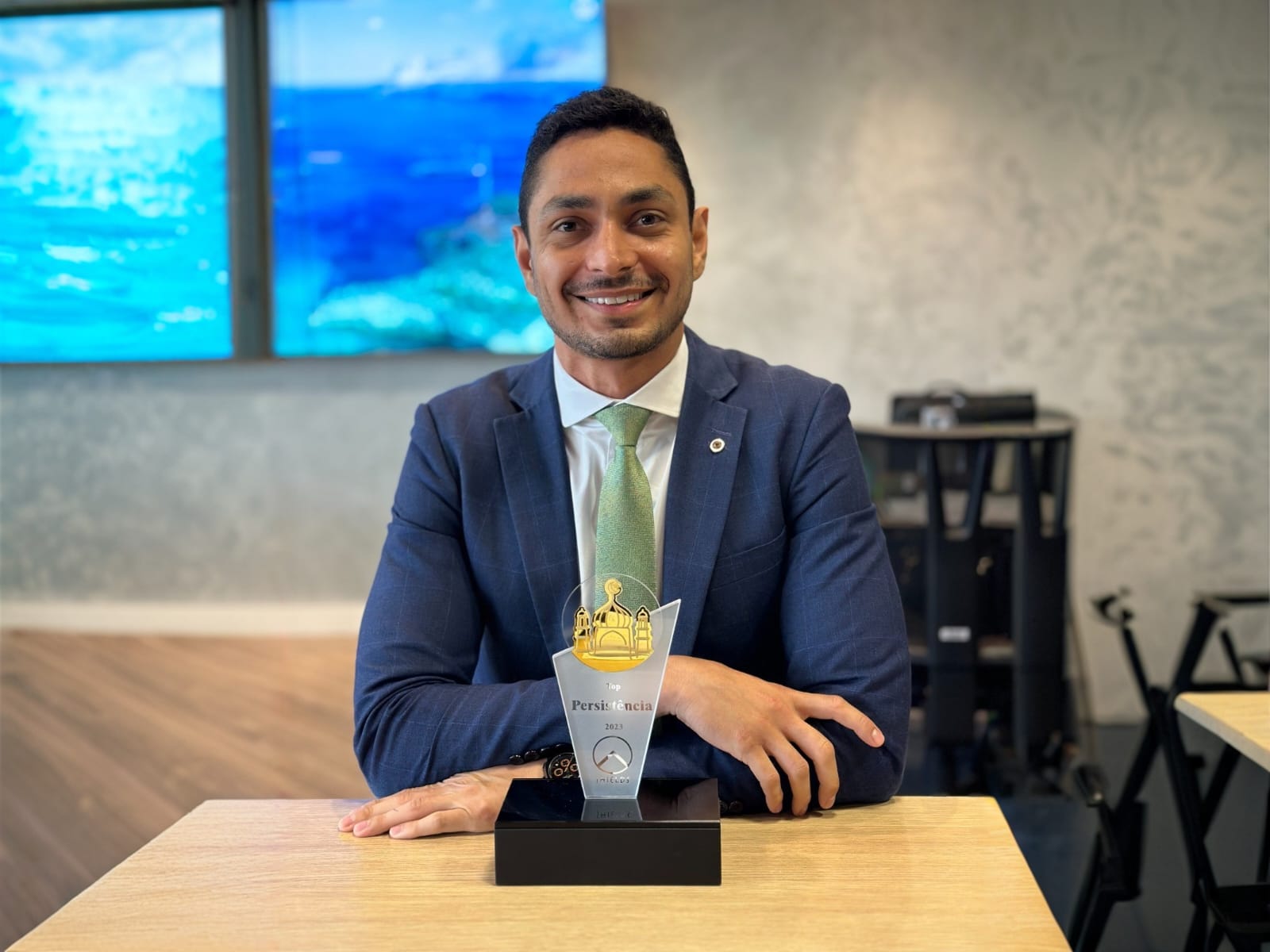 Gestão de Diego Santos dita crescimento de empresas em crise O consultor Diego Santos analisa como a reestruturação e a cultura voltada a metas elevam os resultados corporativos A evolução do mercado corporativo exige lideranças capazes de transitar entre a operação básica e o planejamento estratégico de longo prazo. No cenário contemporâneo, essa versatilidade entre diferentes setores econômicos demanda uma sólida capacidade de adaptação e aplicação de métodos comerciais previsíveis. O consultor empresarial Diego Santos reflete essa dinâmica atual, tendo construído uma trajetória consolidada que interliga os setores gráfico-editorial, o segmento de seguros de vida e a gestão consultiva de alta performance em território nacional e internacional.