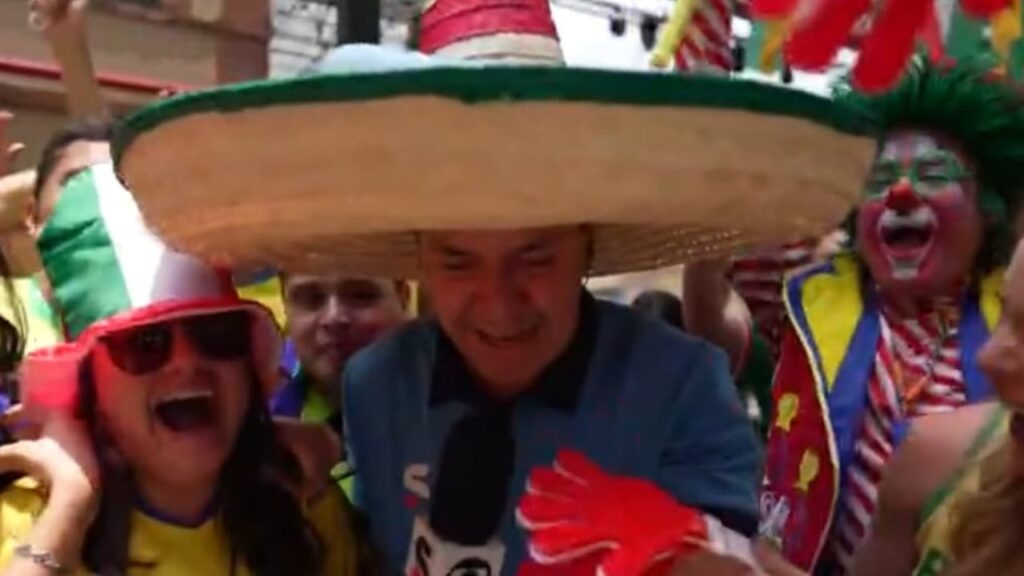  Repórter da Globo apareceu com chapelão mexicano e bigode cenográfico
