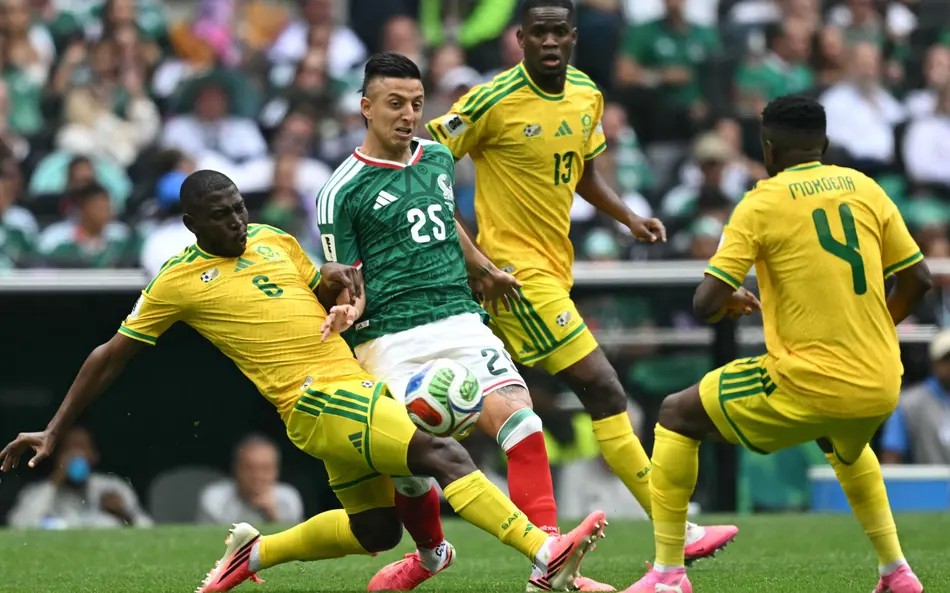 México vence África do Sul por 2 a 0 na abertura da Copa