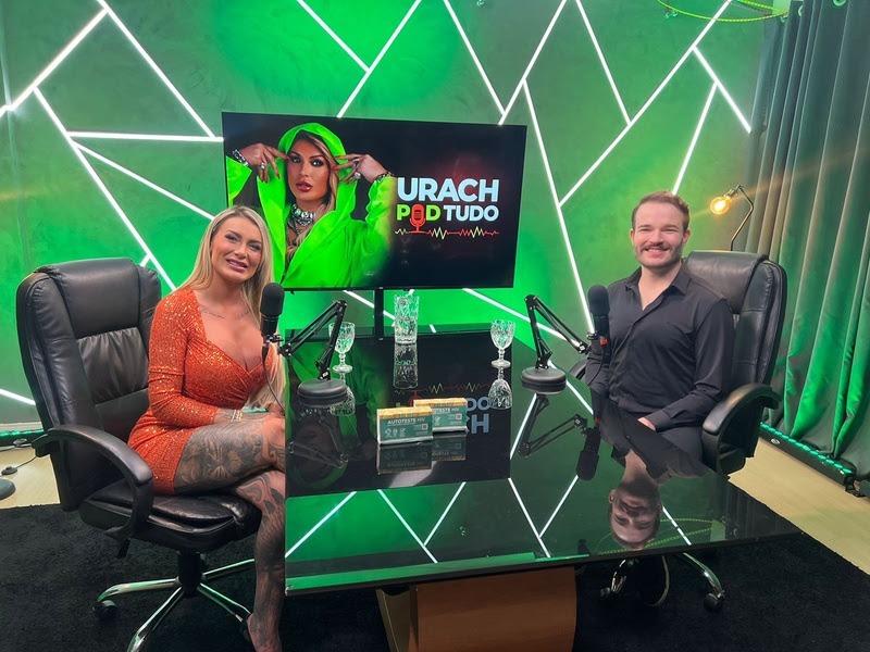 Andressa Urach estreou o podcast UrachPodTudo abordando prevenção ao HIV ao lado do infectologista Dr. Klinger Faíco. - Reprodução Instagram