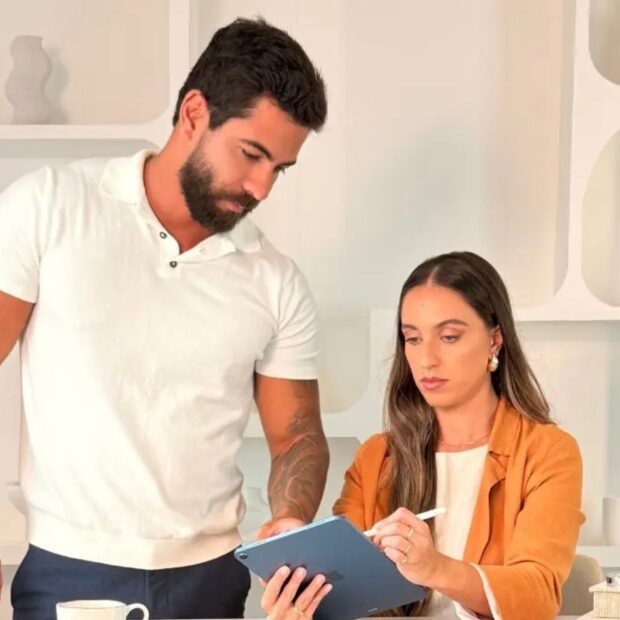 A Suna Arquitetura, fundada por Débora Grobe e Felipe Bulhões, lançou a Casa Suna, braço especializado no desenvolvimento de resorts, hotéis e empreendimentos de alto padrão no Brasil e exterior.