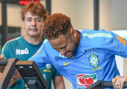 Neymar se recupera de uma lesão de grau 2 na panturrilha direita sofrida em maio.
