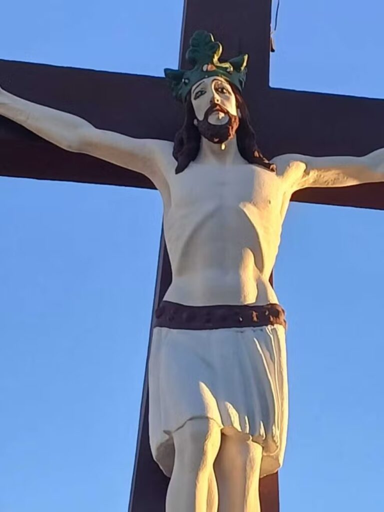 Moradores reclamaram dos rostos pintados com sobrancelhas, cílios e lábios marcados de forma grosseira