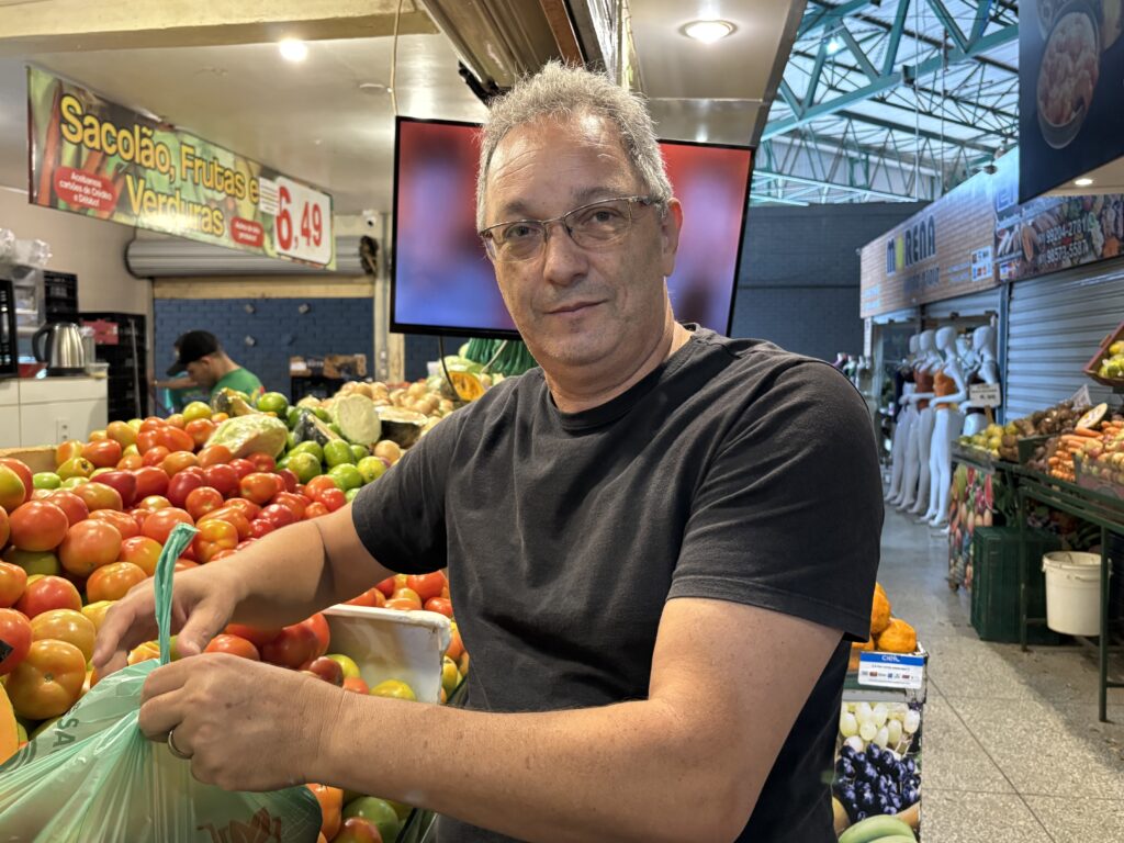 O professor Jair Welton contou que a alta dos alimentos apertou mais as contas no final do mês. Foto: Vítor Ventura/Jornal de Brasília