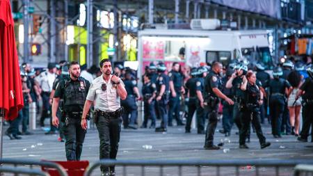 policiais do departamento de policia de nova york nypd patrulham as ruas apos a festa do titulo dos knicks 1781444365950 v2 450x253