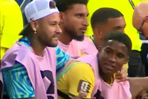 Entre orientações de Neymar, reclamações de Vini Jr e decisões de Ancelotti, a estreia do Brasil ganhou novos bastidores na TV. - Reprodução TV Globo