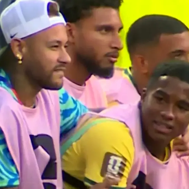 Entre orientações de Neymar, reclamações de Vini Jr e decisões de Ancelotti, a estreia do Brasil ganhou novos bastidores na TV. - Reprodução TV Globo