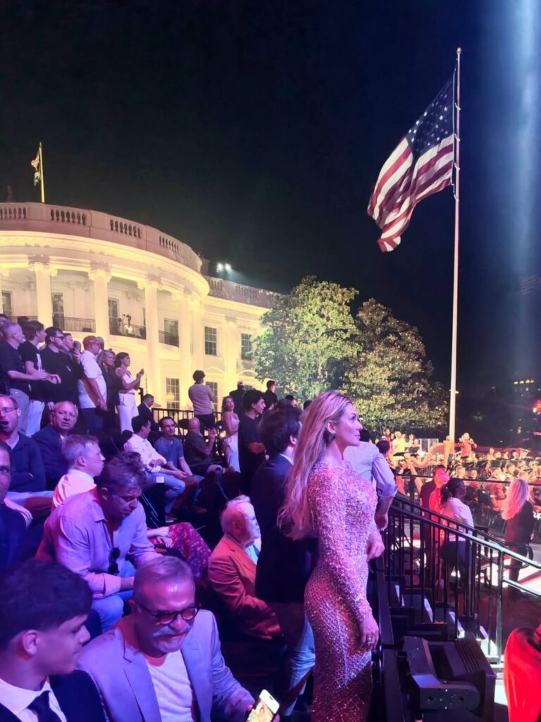 O look de Lívia Andrade chamou atenção tanto quanto a presença ao lado de Alex Poatan nos Estados Unidos - Reprodução Instagram