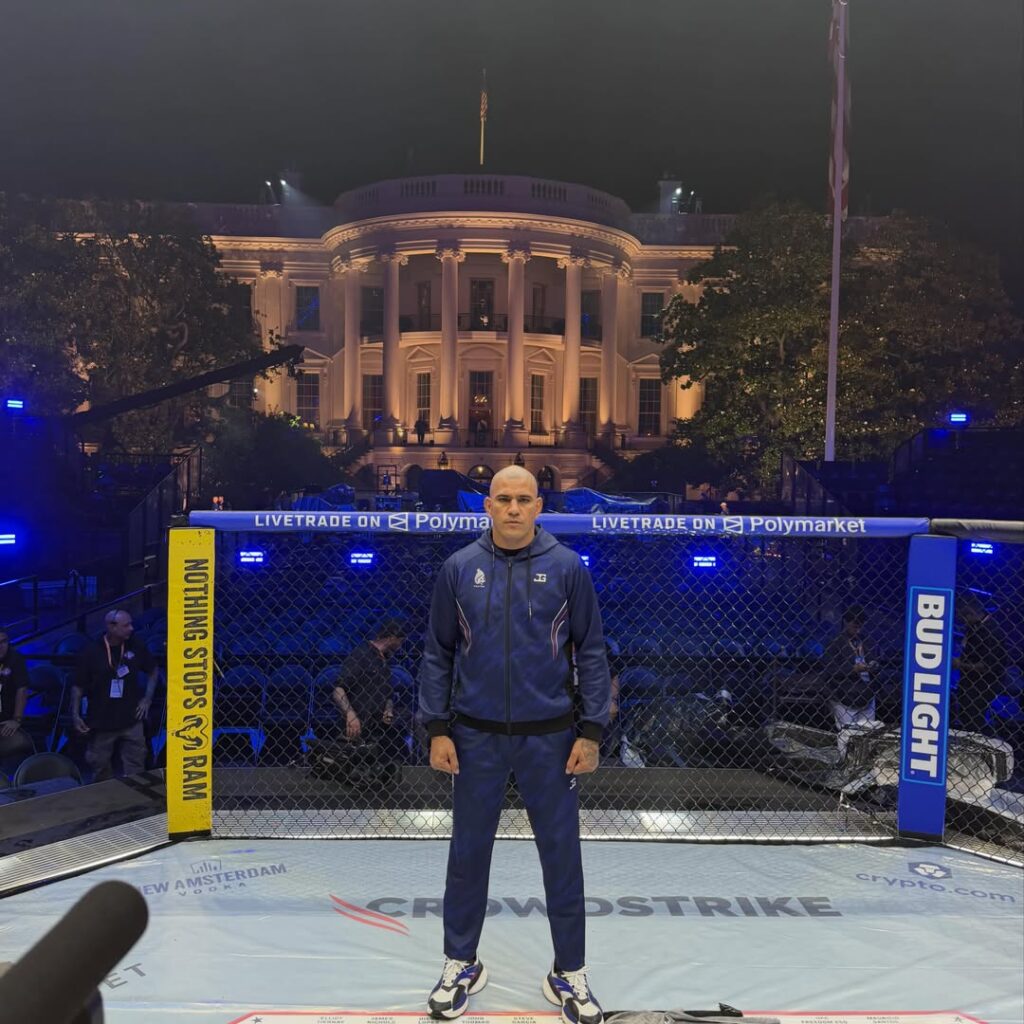 Enquanto a internet tenta descobrir se é amizade ou romance, uma coisa é certa: Alex Poatan continua atraindo olhares por onde passa.

Entre a Copa, a Casa Branca e os bastidores do UFC, o brasileiro segue sendo um dos nomes mais comentados do momento.  - Reprodução Instagram
