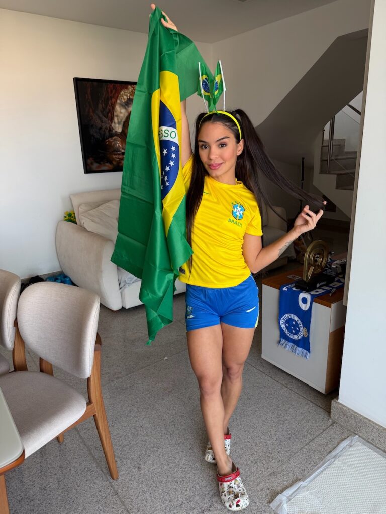 A musa de Portugal na Copa de 2018 virou assunto ao prometer prêmios para quem ajudar a completar seu álbum do Mundial.