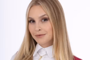 Carla Diaz troca o posto de mocinha pela primeira grande vilã da carreira em “Então é Amor?”.