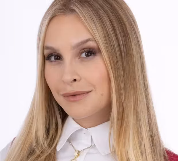 Carla Diaz troca o posto de mocinha pela primeira grande vilã da carreira em “Então é Amor?”.