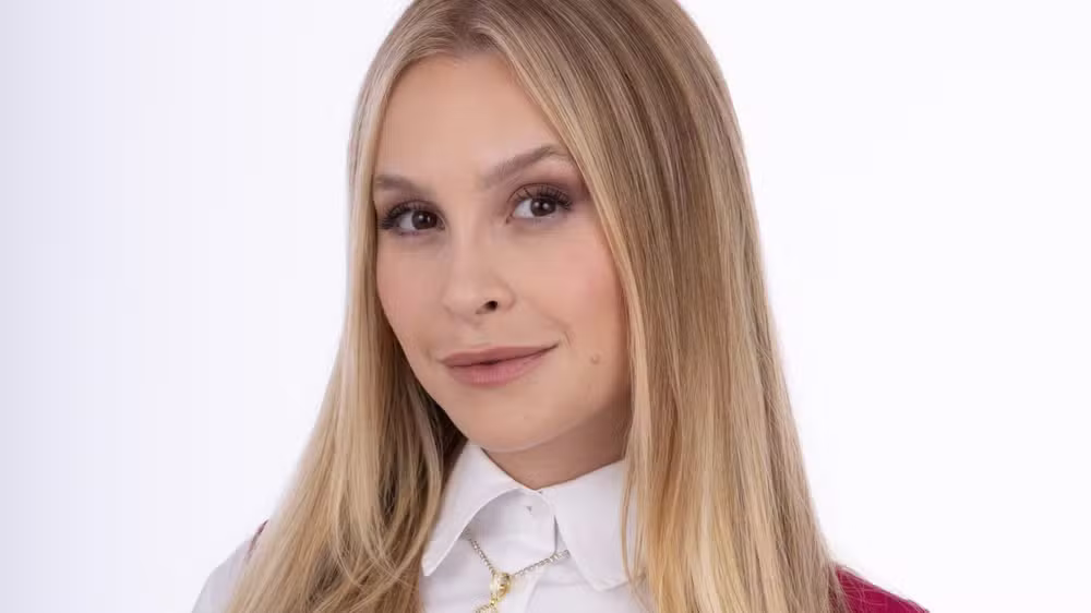 Carla Diaz troca o posto de mocinha pela primeira grande vilã da carreira em “Então é Amor?”.