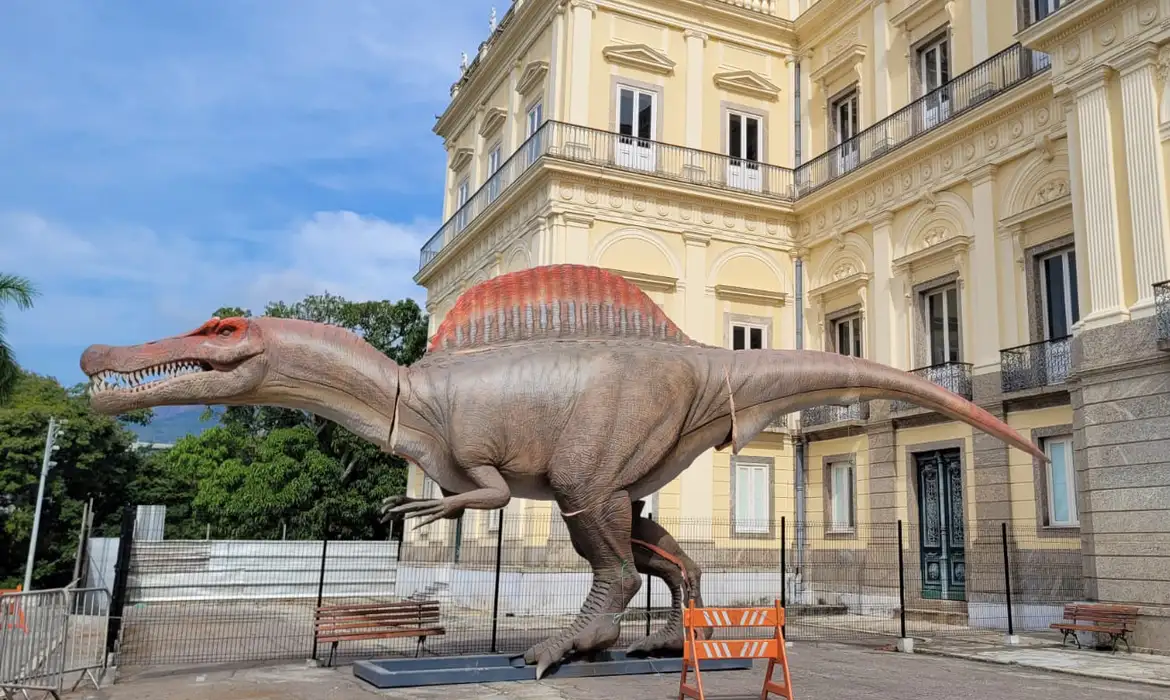 replica de dinossauro para o museu nacional01