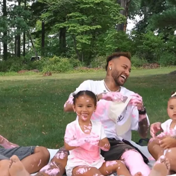 Mais uma menina na família! Bruna Biancardi e Neymar anunciaram a chegada do quinto filho do craque e emocionaram os fãs.
