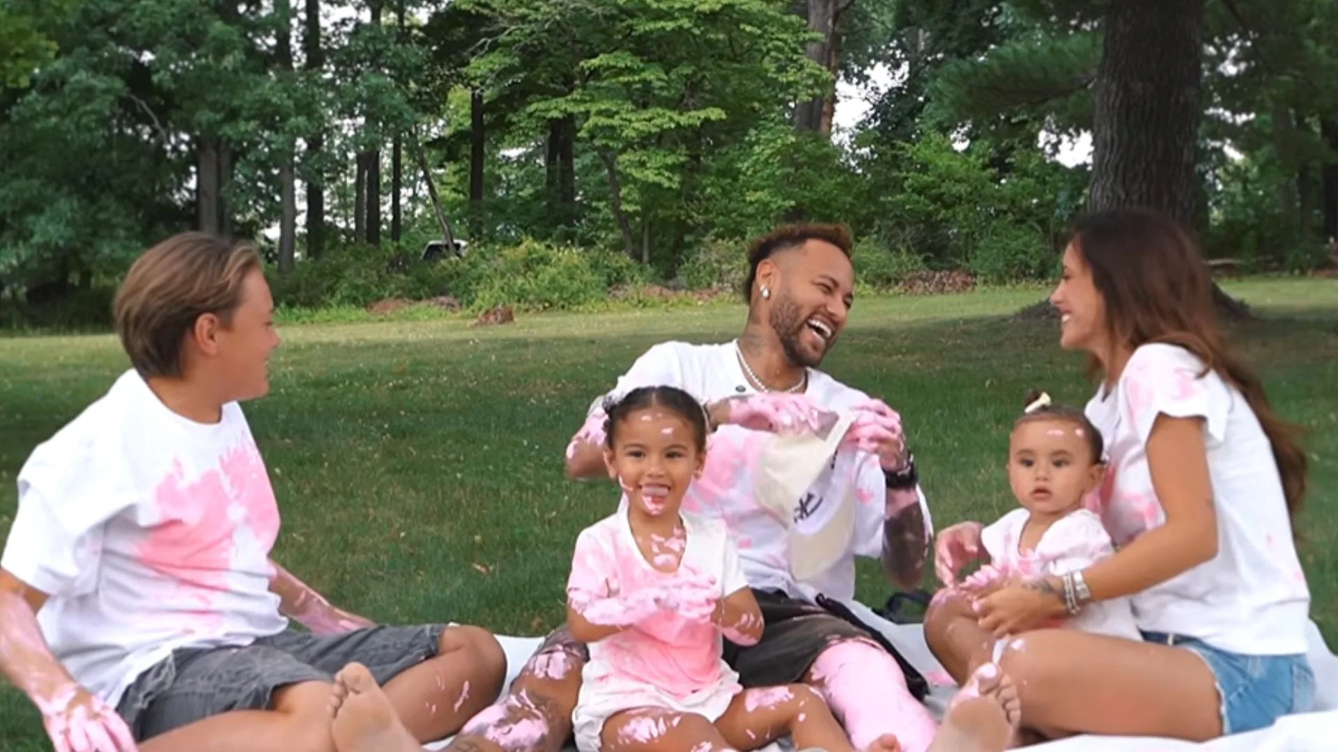 Mais uma menina na família! Bruna Biancardi e Neymar anunciaram a chegada do quinto filho do craque e emocionaram os fãs.