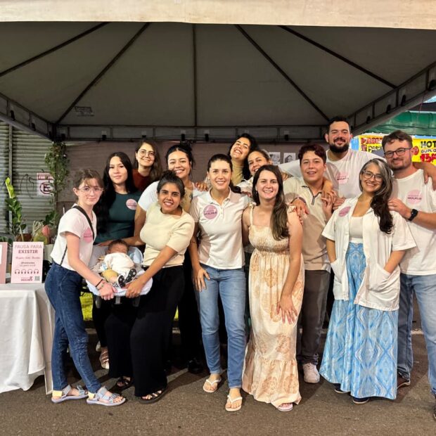 Programa Horizonte Mulher previne violência doméstica antes de denúncias chegarem Metodologia inovadora do Instituto Novo Horizonte foca na autonomia feminina e rompe ciclos de vulnerabilidade antes do chamado O enfrentamento à violência de gênero ganha uma nova abordagem estratégica com a atuação do Programa Horizonte Mulher, desenvolvido em Campo Grande (MS). Idealizada pelo Instituto Novo Horizonte, a iniciativa reformula as políticas de proteção ao focar na identificação precoce de vulnerabilidades emocionais e sociais, agindo antes mesmo que o problema chegue aos canais de denúncia governamentais. A proposta chamou a atenção recentemente durante a Revoada Cultural, onde o estande da organização promoveu um espaço imersivo de escuta ativa e acolhimento jurídico, demonstrando o impacto prático dessa nova dinâmica de preservação dos direitos femininos na sociedade.