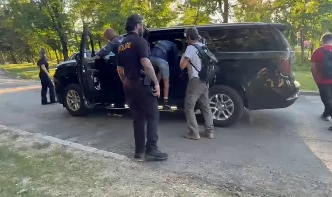 Defante foi cercado por agentes durante transmissão da CazéTV nos arredores do MetLife Stadium