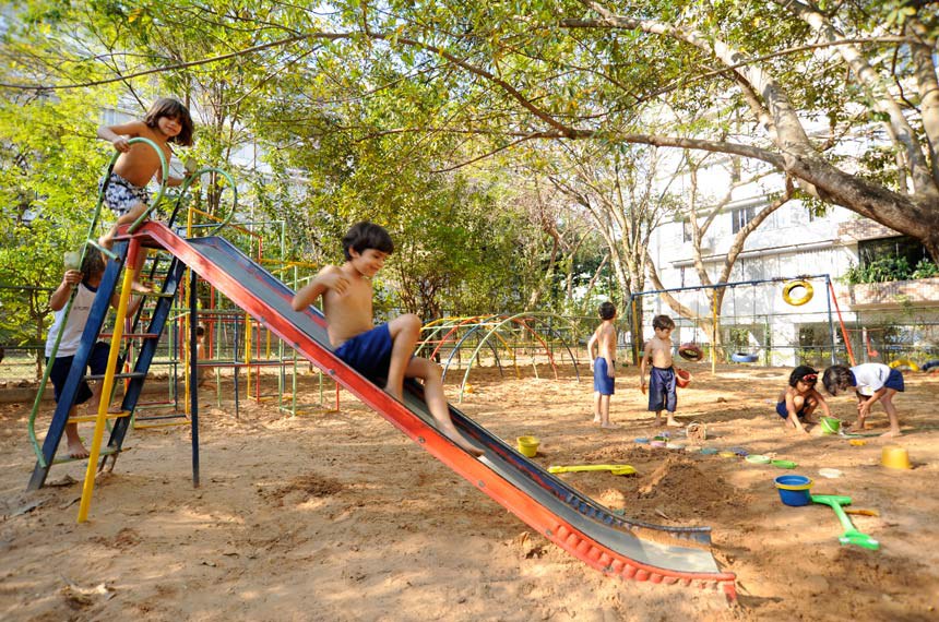 crianças brincando