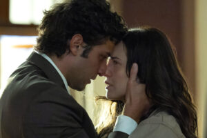 Após ser condenada a 12 anos de prisão, Adriana recebe uma inesperada declaração de amor de Pedro em Quem Ama Cuida. - Créditos: Globo/ Manoella Mello