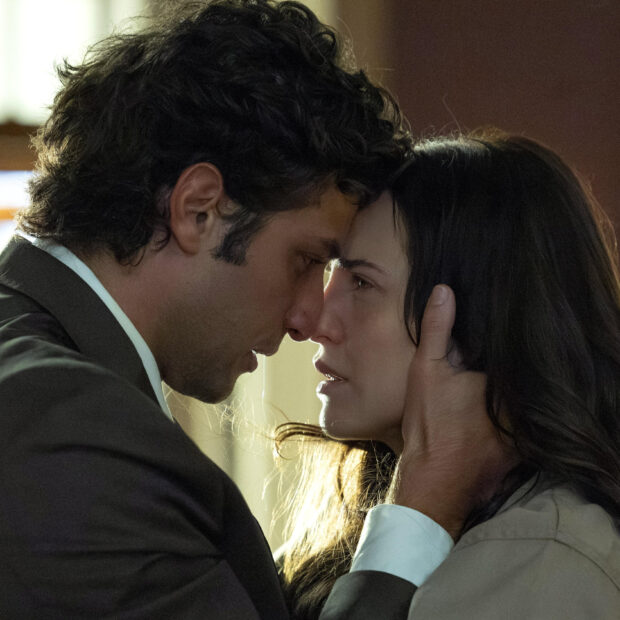 Após ser condenada a 12 anos de prisão, Adriana recebe uma inesperada declaração de amor de Pedro em Quem Ama Cuida. - Créditos: Globo/ Manoella Mello