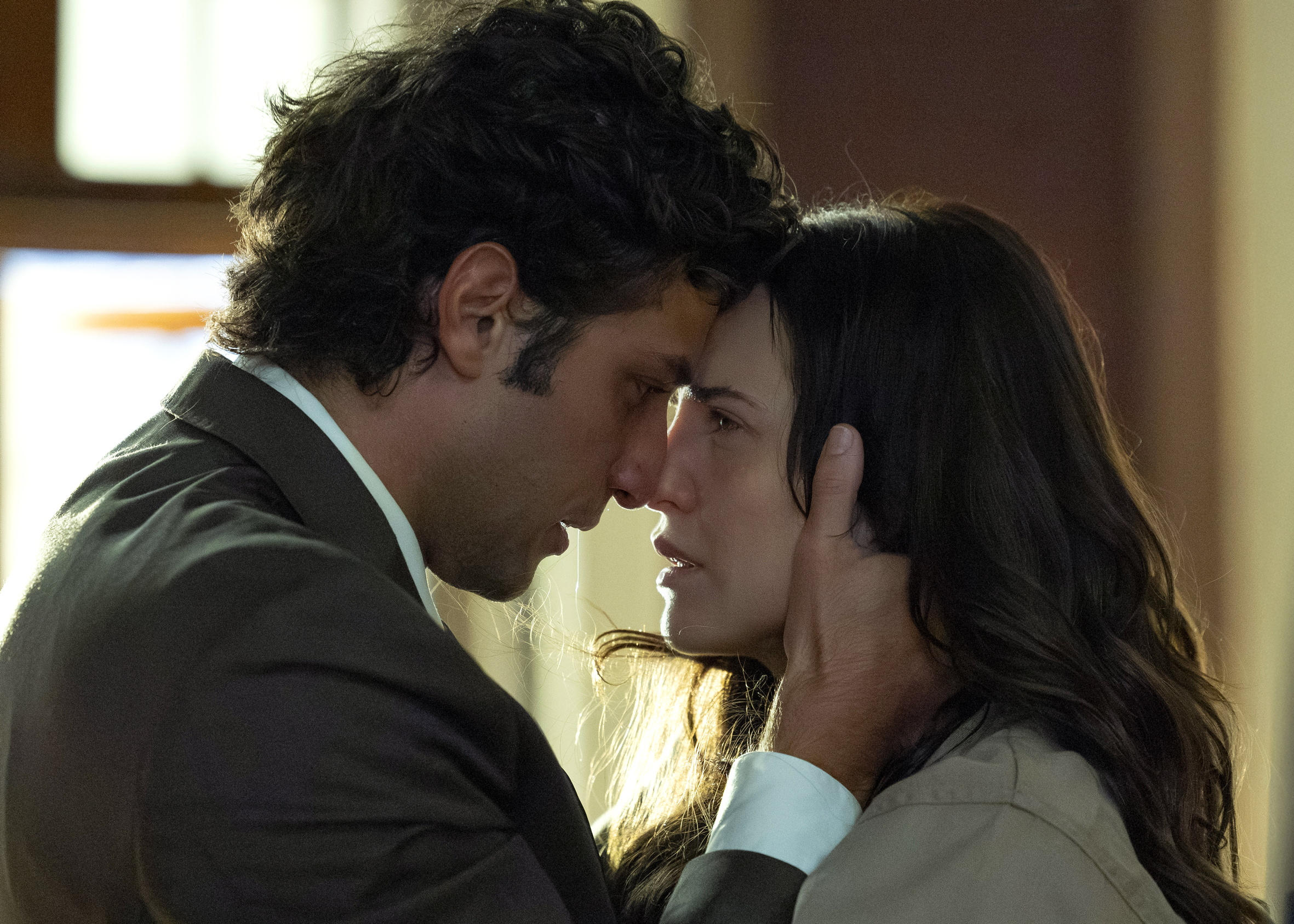 Após ser condenada a 12 anos de prisão, Adriana recebe uma inesperada declaração de amor de Pedro em Quem Ama Cuida. - Créditos: Globo/ Manoella Mello