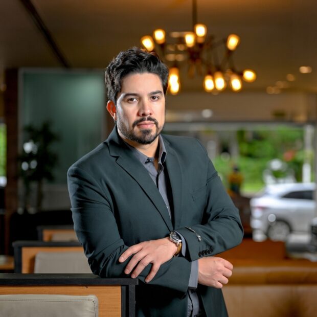 Vagner Mayer recebeu a edição 33 da obra de Rafael Brancatelli, criador do icônico Touro de Ouro da B3.