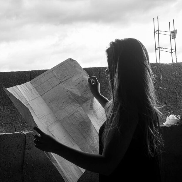 Planejamento é economia. A arquiteta Isadora Andrade mostra como a análise técnica antes da reforma pode evitar retrabalho, atrasos e gastos desnecessários na regularização de empresas junto à Vigilância Sanitária.