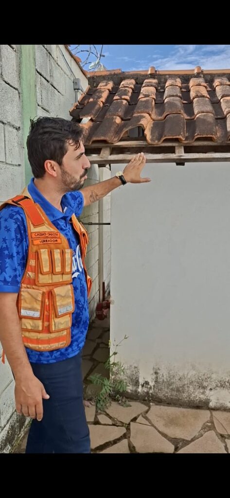 Em visita de fiscalização a uma unidade escolar de Varginha, o vereador Cássio Chiodi acompanha de perto problemas estruturais apontados por servidores e pela comunidade escolar (Divulgação pessoal).