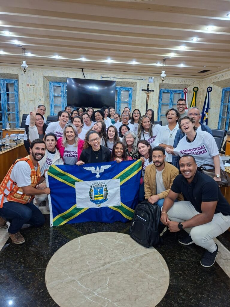 Durante ato promovido por profissionais da rede municipal de ensino, Cássio Chiodi esteve ao lado de educadores e representantes da categoria em defesa de pautas ligadas à educação pública do município (Divulgação pessoal).