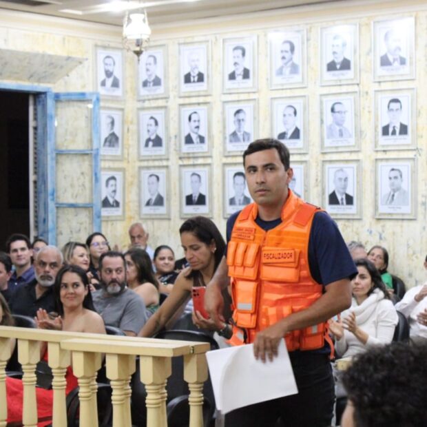 O vereador Cássio Chiodi participou da paralisação dos profissionais da educação em Varginha, reforçando apoio às reivindicações da categoria por melhores condições de trabalho e valorização profissional (Divulgação pessoal).