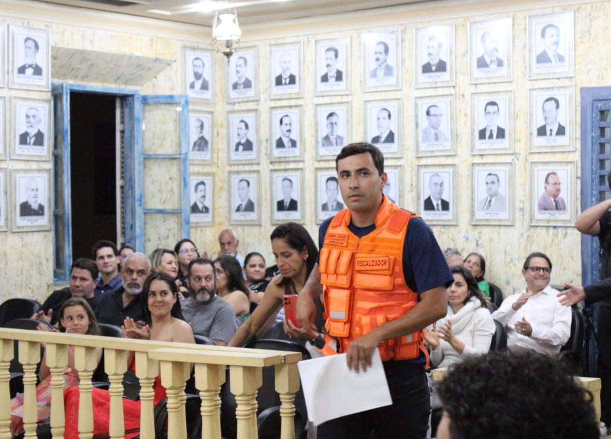 O vereador Cássio Chiodi participou da paralisação dos profissionais da educação em Varginha, reforçando apoio às reivindicações da categoria por melhores condições de trabalho e valorização profissional (Divulgação pessoal).