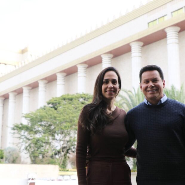 Marcão do Povo e Vanessa Moreno registram visita ao Templo de Salomão, experiência que classificaram como marcante e repleta de momentos de reflexão e acolhimento (Divulgação Pessoal).