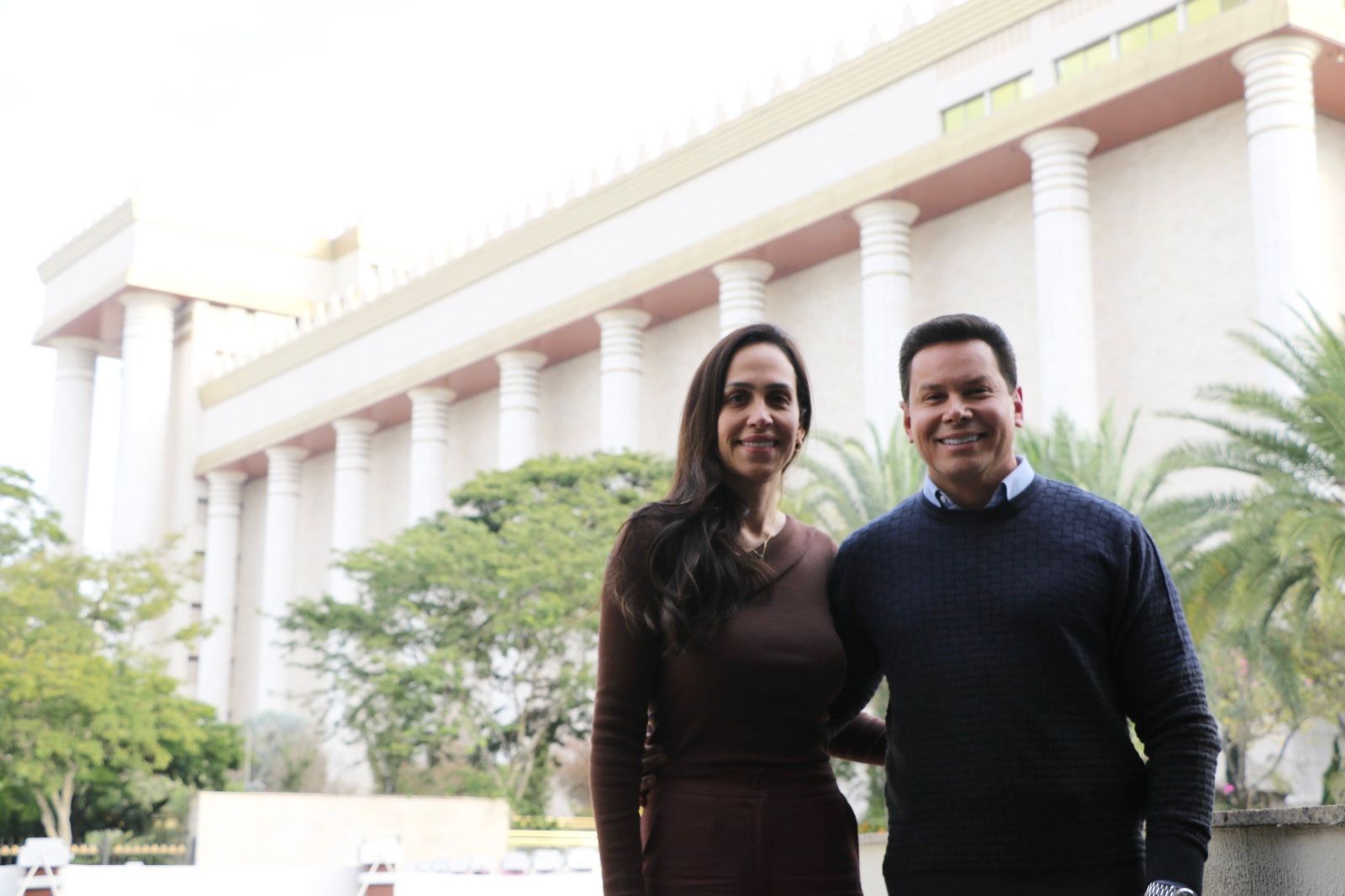 Marcão do Povo e Vanessa Moreno registram visita ao Templo de Salomão, experiência que classificaram como marcante e repleta de momentos de reflexão e acolhimento (Divulgação Pessoal).