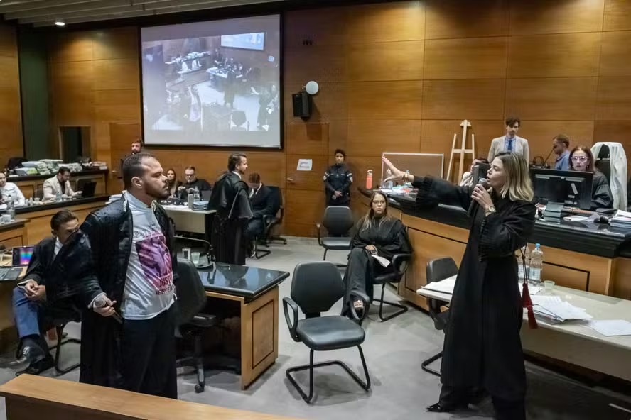  Defesa afirma que ex-professora vive reclusa e “não vai nem à esquina”
