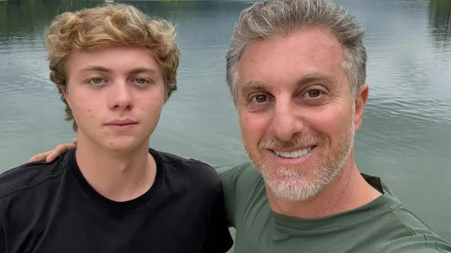 Benício Huck mira uma graduação que pode custar cerca de R$ 100 mil por ano e reacende o debate sobre os bastidores da educação de elite.