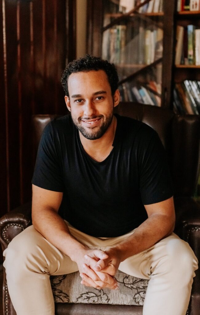 “Eu espero que eles (os leitores) curtam, se apaixonem e sintam os calafrios que senti ao escrever essa história", afirmou Eduardo. (Foto: Carol Gamba)
