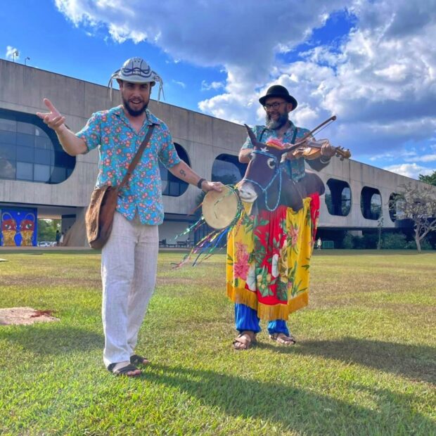 dia de rolê mensageiro elegante 1