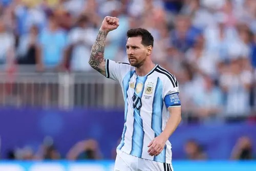 Messi teria se emocionado na estreia da Argentina por causa da situação do pai