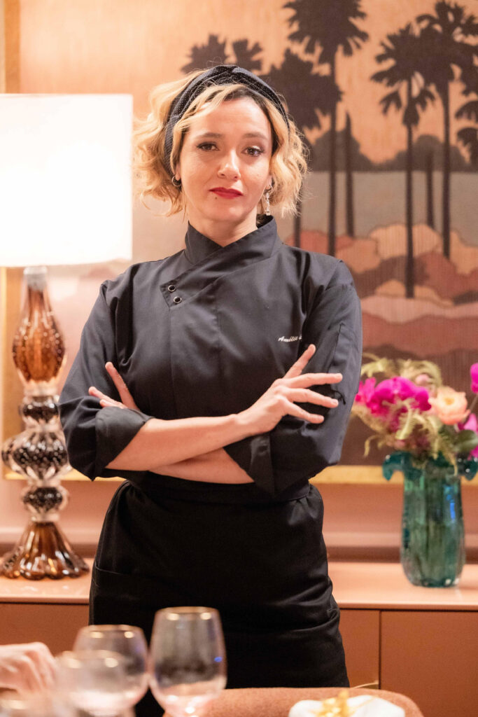 Com a mesma aparência de Irene, Amélie desembarca em Bom Retorno e promete causar uma das maiores reviravoltas da novela. - Créditos: Tv Globo