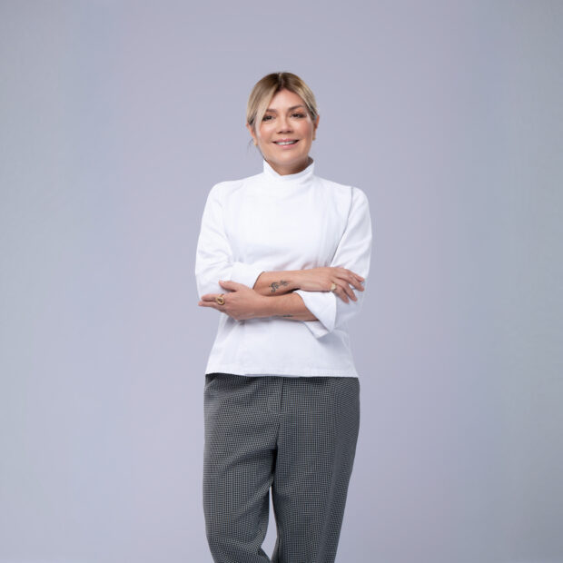 Bastidores da alta gastronomia revelam rombo financeiro mascarado pelo luxo dos pratos. Conheça o trabalho cirúrgico de Hérika Skaff, sócia da Fábrica de Chefs, que utiliza a Engenharia Humana e o compliance operacional para estancar o desperdício invisível e reduzir o CMV de grandes restaurantes em até 18% imediatamente.