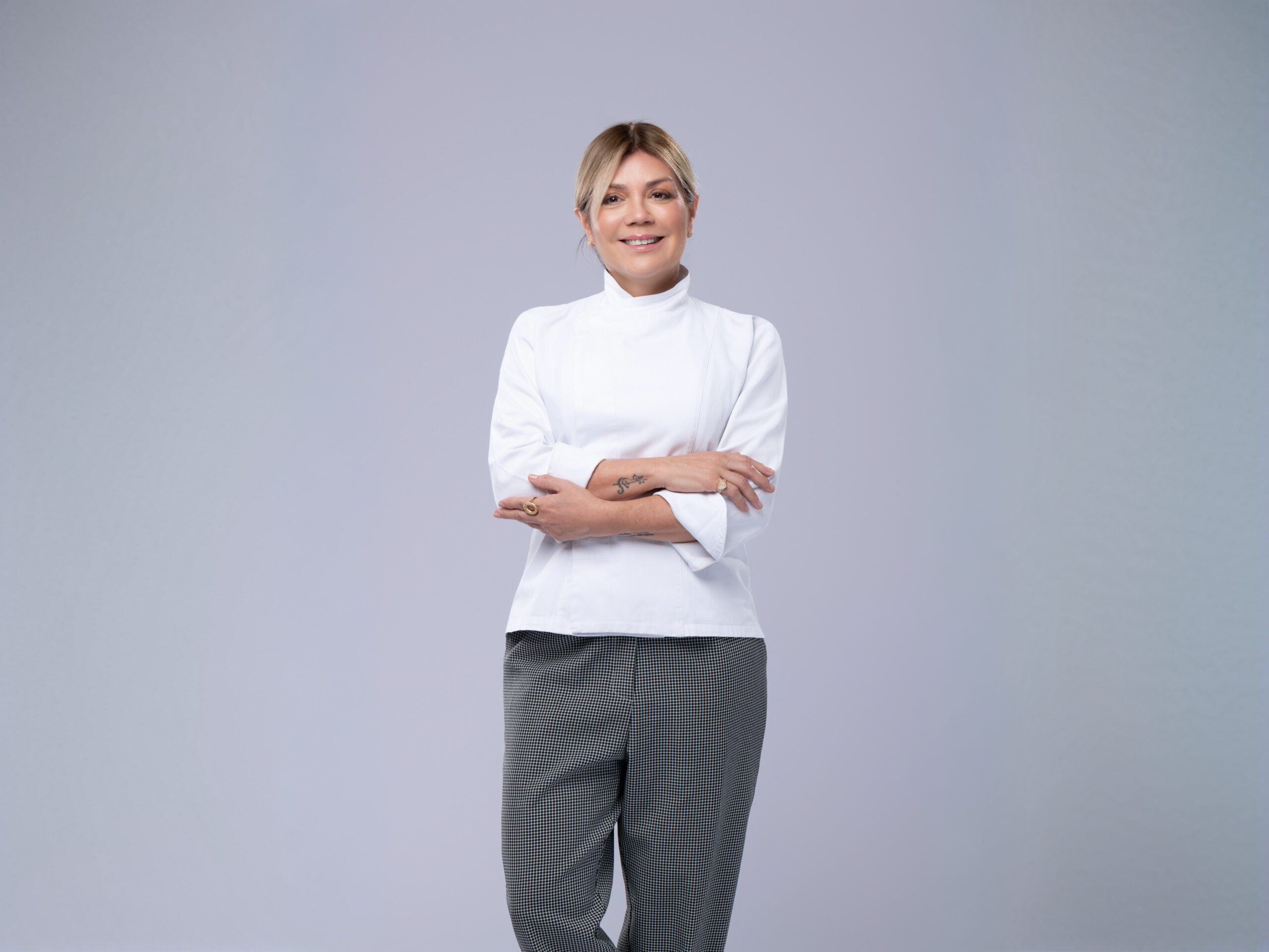 Bastidores da alta gastronomia revelam rombo financeiro mascarado pelo luxo dos pratos. Conheça o trabalho cirúrgico de Hérika Skaff, sócia da Fábrica de Chefs, que utiliza a Engenharia Humana e o compliance operacional para estancar o desperdício invisível e reduzir o CMV de grandes restaurantes em até 18% imediatamente.