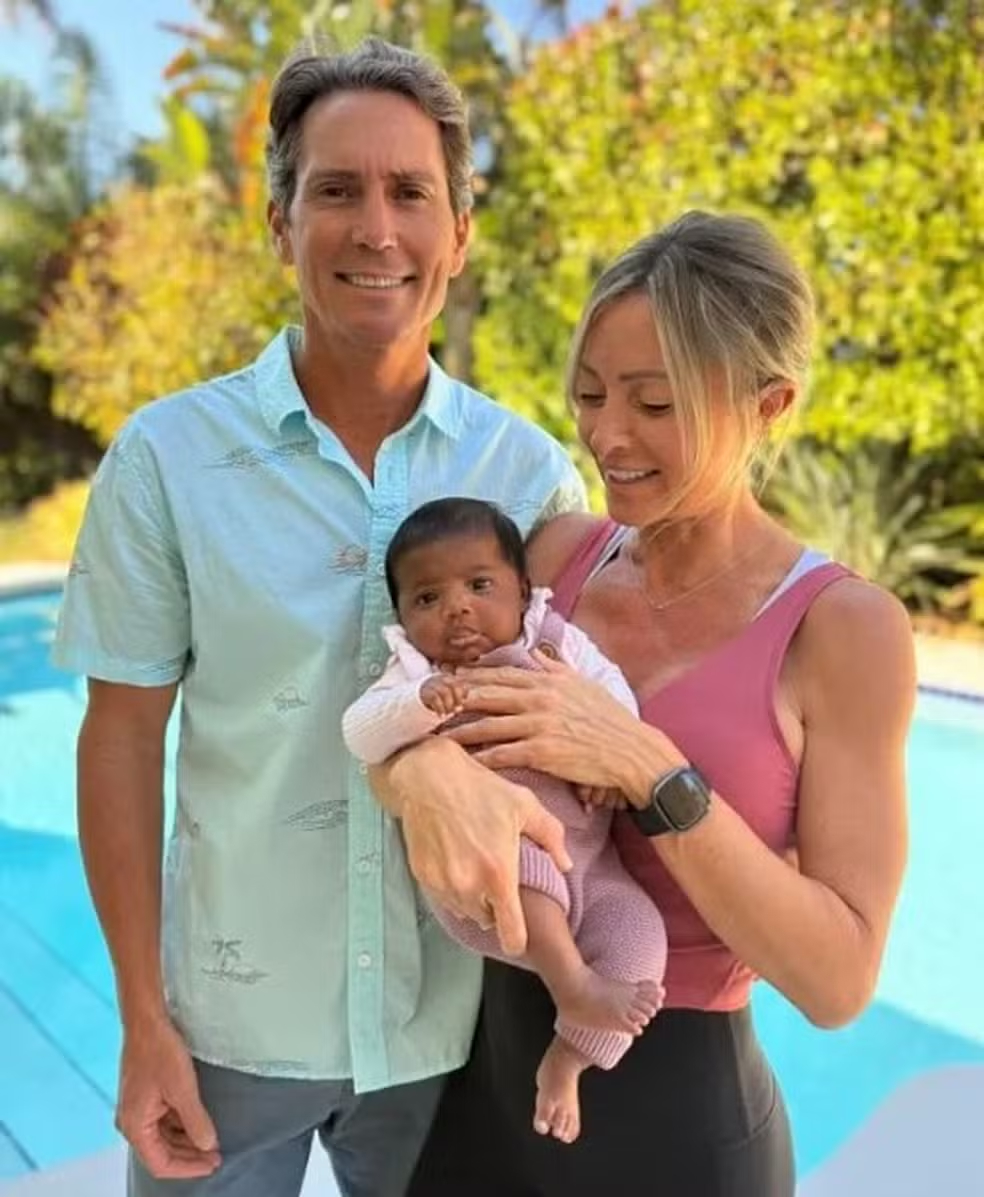 pais biológicos abrem mão de bebê trocado em fertilização