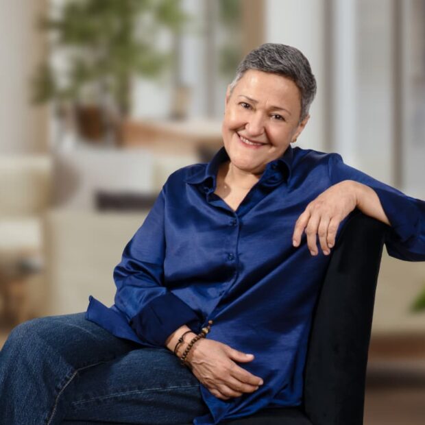 Neiva Dourado Mendes decifra fusão entre tecnologia e sensibilidade humana Presidente do conselho da Blue6ix propõe ruptura na Smart Customer 2026 ao unir neuroestratégia e inteligência artificial para salvar marcas da automação fria Chega de comemoração passiva diante de gráficos de automação que afastam o público em vez de fidelizá-lo: o mercado exige agora uma ação crua e perspicaz. Ao longo da minha trajetória cobrindo negócios e comportamento, percebo que as lideranças que apenas acumulam ferramentas digitais sem decifrar o sentimento humano estão pavimentando o próprio declínio. A inteligência artificial pode abrir canais eficientes, mas é a mente humana que determina o sucesso real e a permanência de uma transação. Essa urgência ganha proporções definitivas em São Paulo, entre os dias 25 e 26 de junho, no Centro de Convenções Frei Caneca. O Smart Customer 2026, consolidado como a principal referência estratégica de Customer Experience (CX) da América Latina ao longo de suas 13 edições, surge para debater uma mudança estrutural urgente sob o tema “A experiência é humana: onde pessoas e tecnologia geram valor”. Pesquisas de mercado recentes apontam que a eficiência fria já não basta para reter o consumidor atual, tornando a fusão entre ferramentas tecnológicas e sensibilidade a única saída viável para a sustentabilidade financeira das grandes companhias.