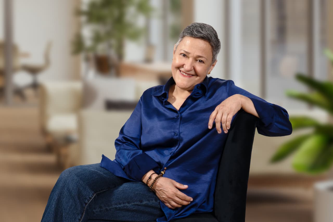 Neiva Dourado Mendes decifra fusão entre tecnologia e sensibilidade humana Presidente do conselho da Blue6ix propõe ruptura na Smart Customer 2026 ao unir neuroestratégia e inteligência artificial para salvar marcas da automação fria Chega de comemoração passiva diante de gráficos de automação que afastam o público em vez de fidelizá-lo: o mercado exige agora uma ação crua e perspicaz. Ao longo da minha trajetória cobrindo negócios e comportamento, percebo que as lideranças que apenas acumulam ferramentas digitais sem decifrar o sentimento humano estão pavimentando o próprio declínio. A inteligência artificial pode abrir canais eficientes, mas é a mente humana que determina o sucesso real e a permanência de uma transação. Essa urgência ganha proporções definitivas em São Paulo, entre os dias 25 e 26 de junho, no Centro de Convenções Frei Caneca. O Smart Customer 2026, consolidado como a principal referência estratégica de Customer Experience (CX) da América Latina ao longo de suas 13 edições, surge para debater uma mudança estrutural urgente sob o tema “A experiência é humana: onde pessoas e tecnologia geram valor”. Pesquisas de mercado recentes apontam que a eficiência fria já não basta para reter o consumidor atual, tornando a fusão entre ferramentas tecnológicas e sensibilidade a única saída viável para a sustentabilidade financeira das grandes companhias.